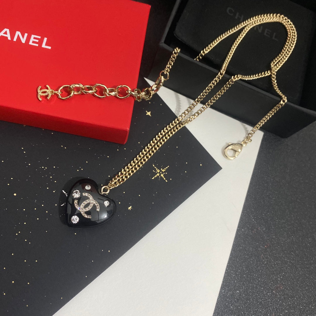 Vintage CHANEL Golden Chain Necklace With Round CC Mark Charm -  Sweden