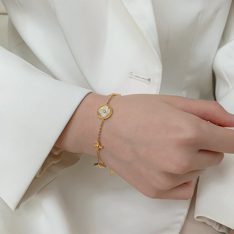 Louis Vuitton Gold Logomania Bracelet Silvery Golden Metal ref.203281 -  Joli Closet