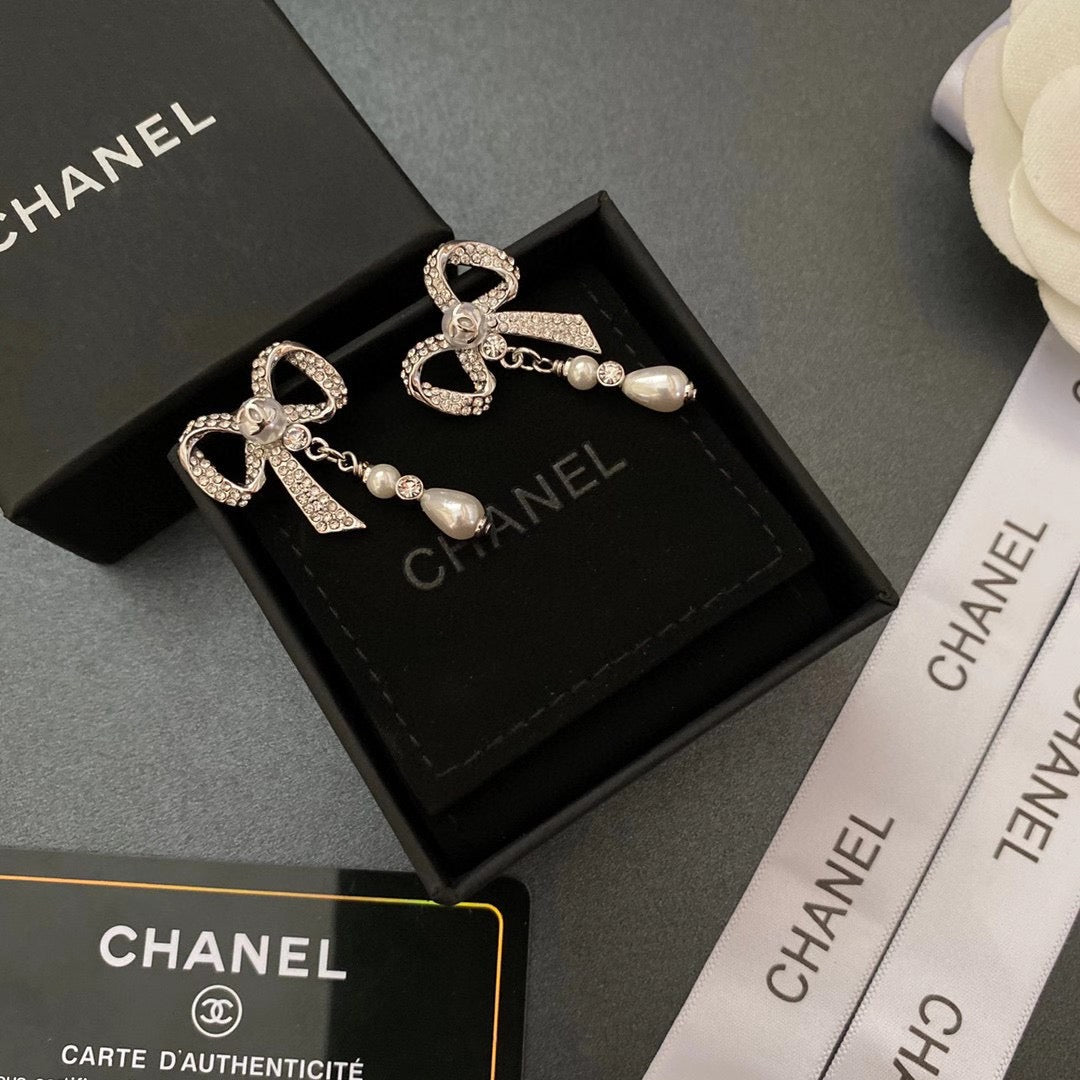 Chanel Style Bow and Pearl Drop Earrings – El blin-blín