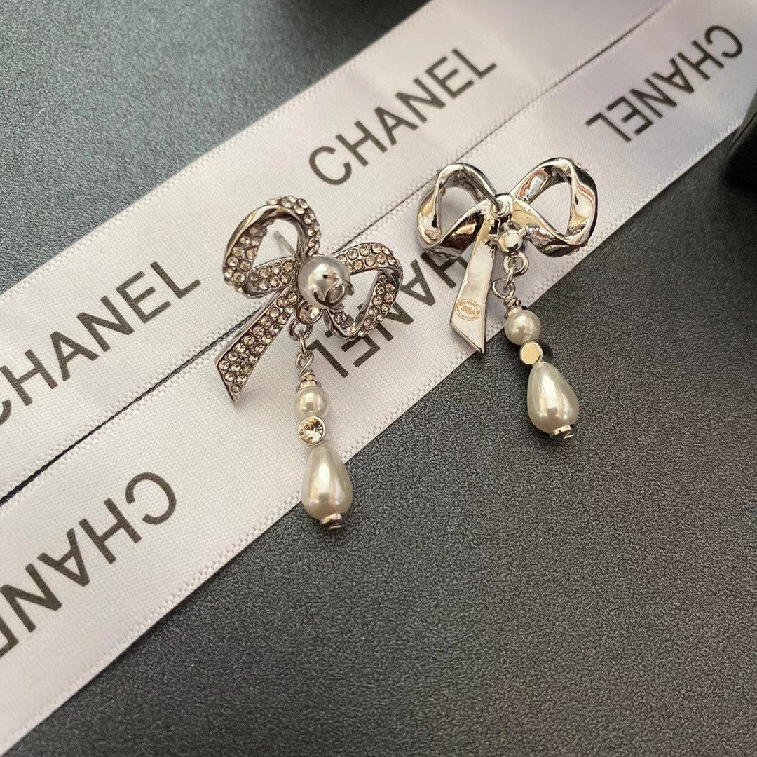 Chanel Style Bow and Pearl Drop Earrings – El blin-blín
